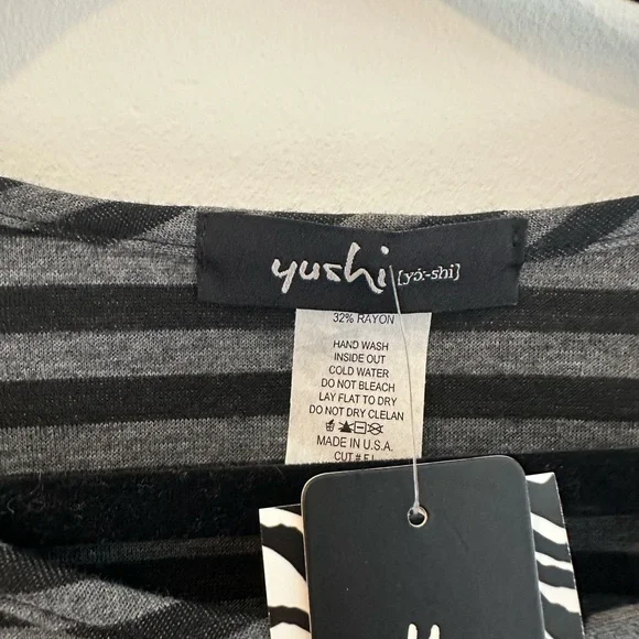 Yushi Black and Grey Stripe A-line Top with Red Accent Zipper Detail XXL NWT - Picture 4 of 5